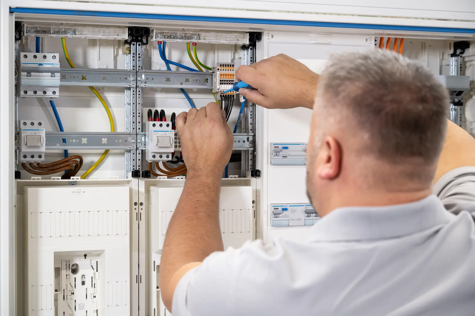 Elektrofachkraft am geöffneten Zählerschrank