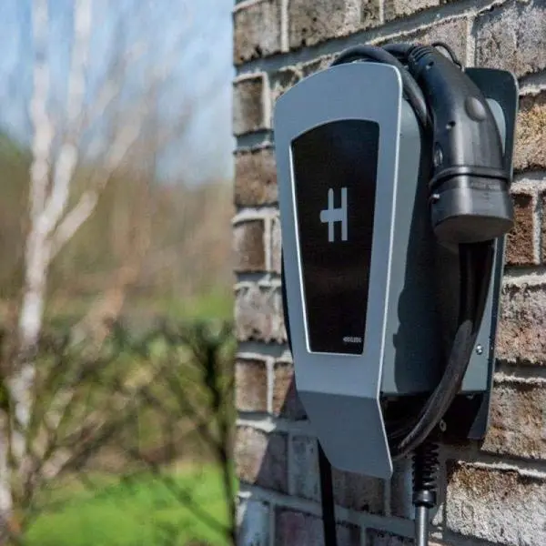 HEIDELBERG Wallbox Energy Control an einer Hauswand