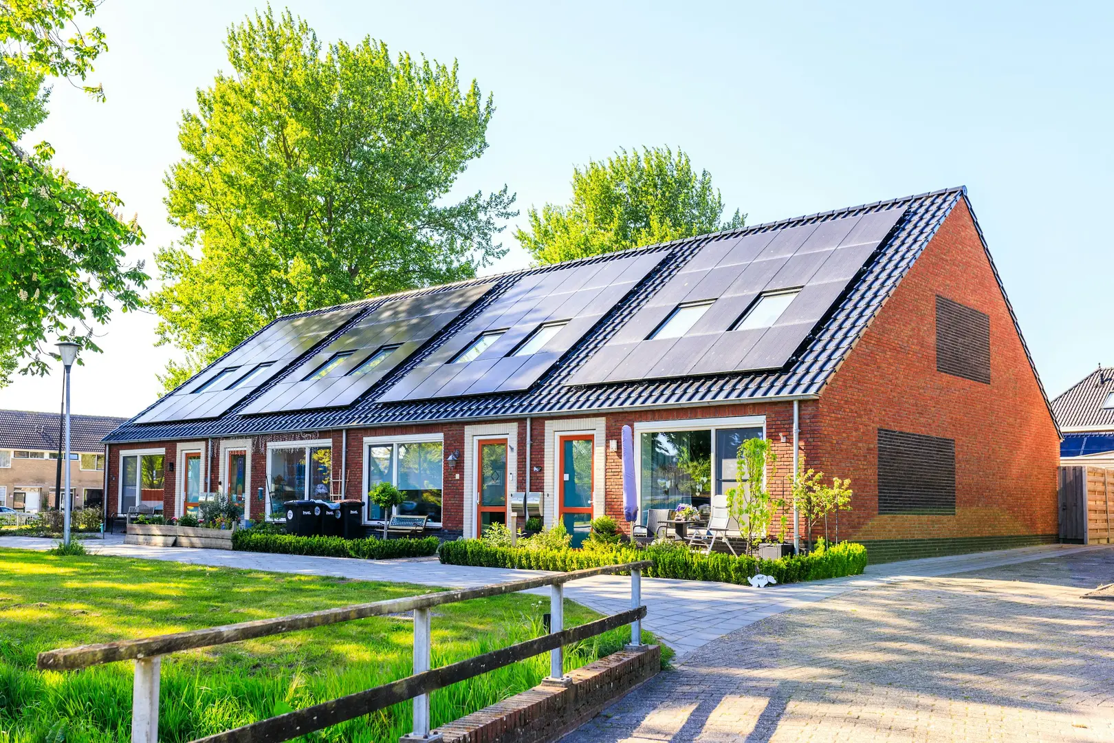 Reihenhäuser aus Klinker mit Solarmodulen auf den Dächern
