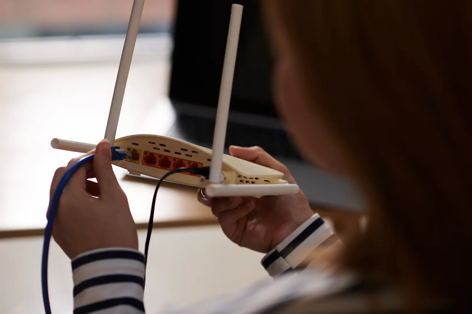 Netzwerkkabel wird in einen Router gesteckt