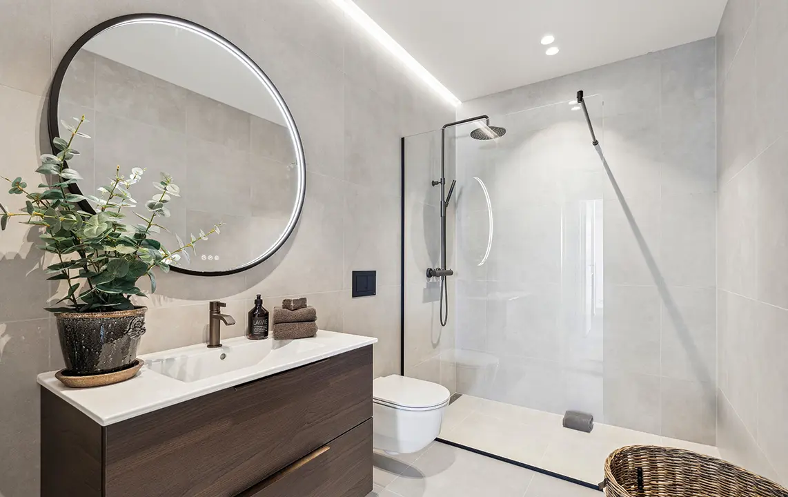 Modernes Badezimmer mit Waschtisch, Spiegel und indirekter Beleuchtung