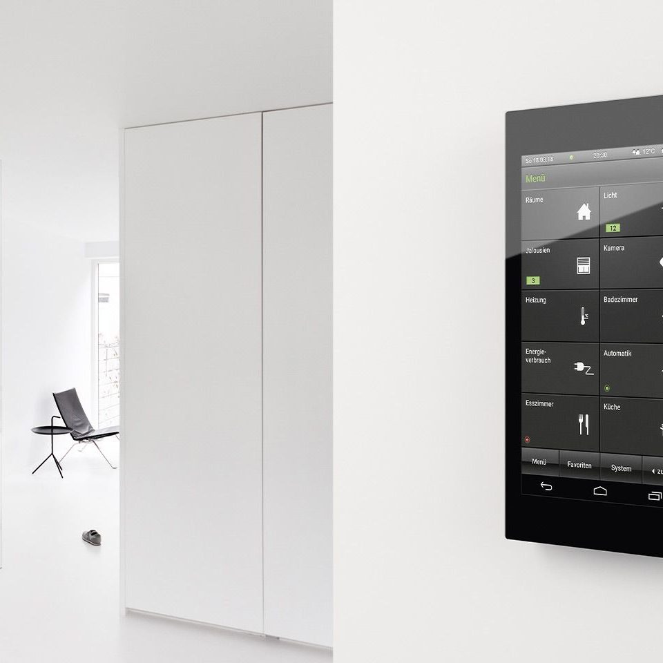 Moderne Steuerungseinheit, Smart Home mit Licht, Jalosie, Kamera, Heizung, Badezimmer und Szenen Steuerung